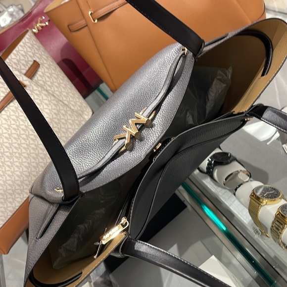 MICHAEL KORS
Reed Large Logo Belted Shoulder Tote Bag
Black 
NWT - Picture 9 of 16